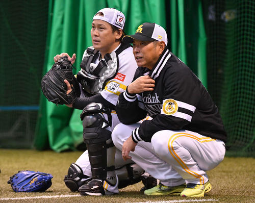 ブルペンで甲斐（左）と話すソフトバンク小久保監督（撮影・岩下翔太）