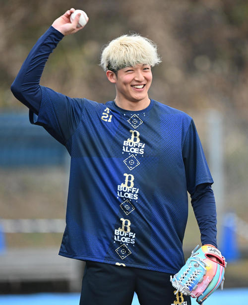 キャッチボール中に笑顔を見せるオリックス山崎（撮影・和賀正仁）