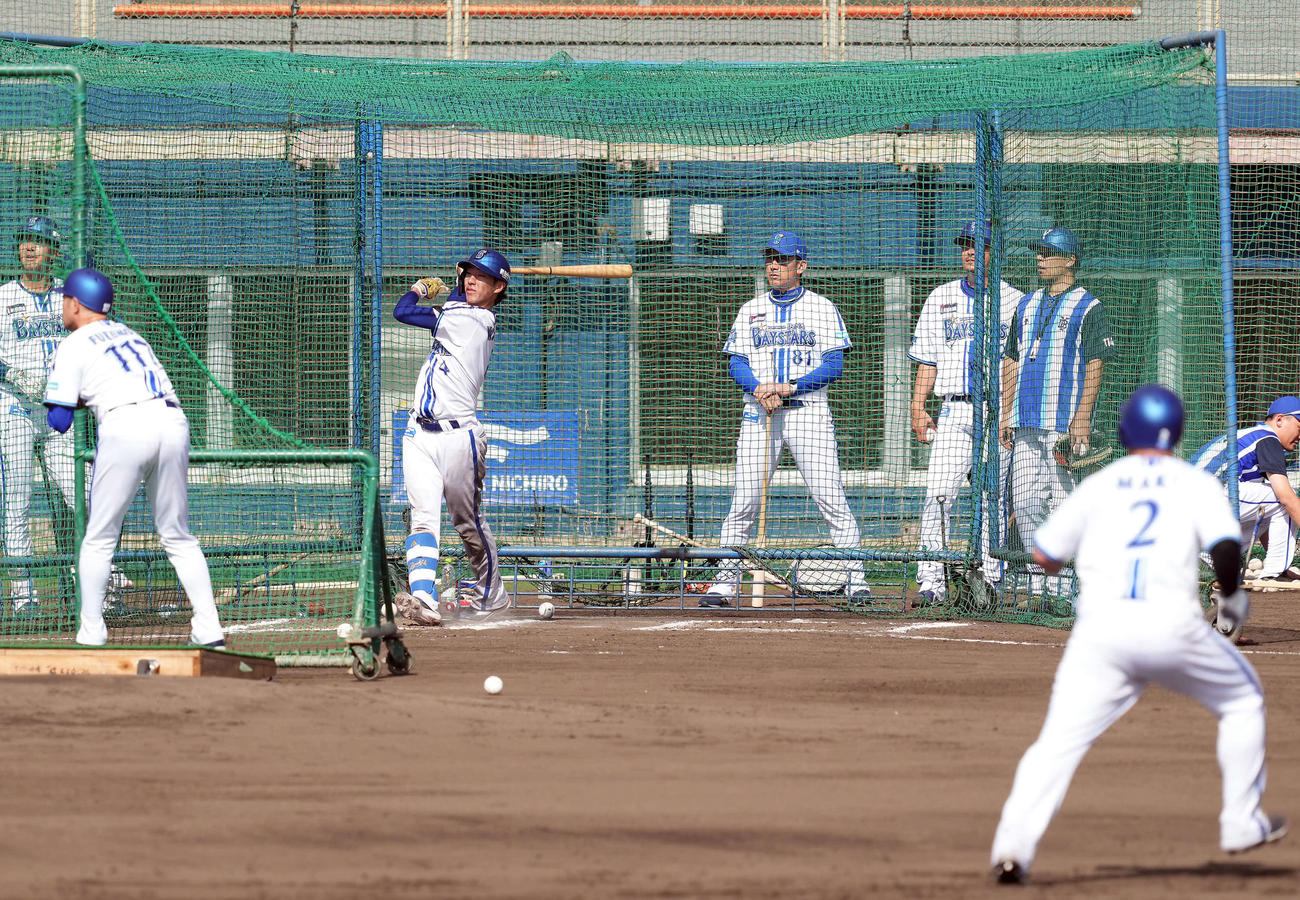 フリー打撃で柵越えを3本放ったDeNAドラフト1位の度会。後方は三浦監督（撮影・たえ見朱実）