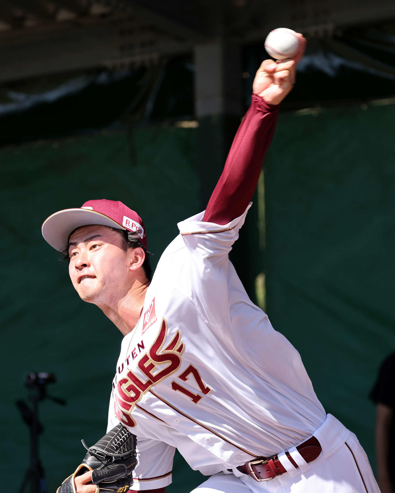 ブルペン投球する楽天古謝（撮影・鈴木正人）