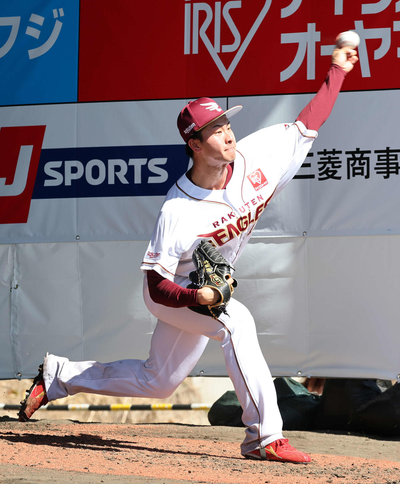 ブルペン投球する楽天古謝（撮影・鈴木正人）