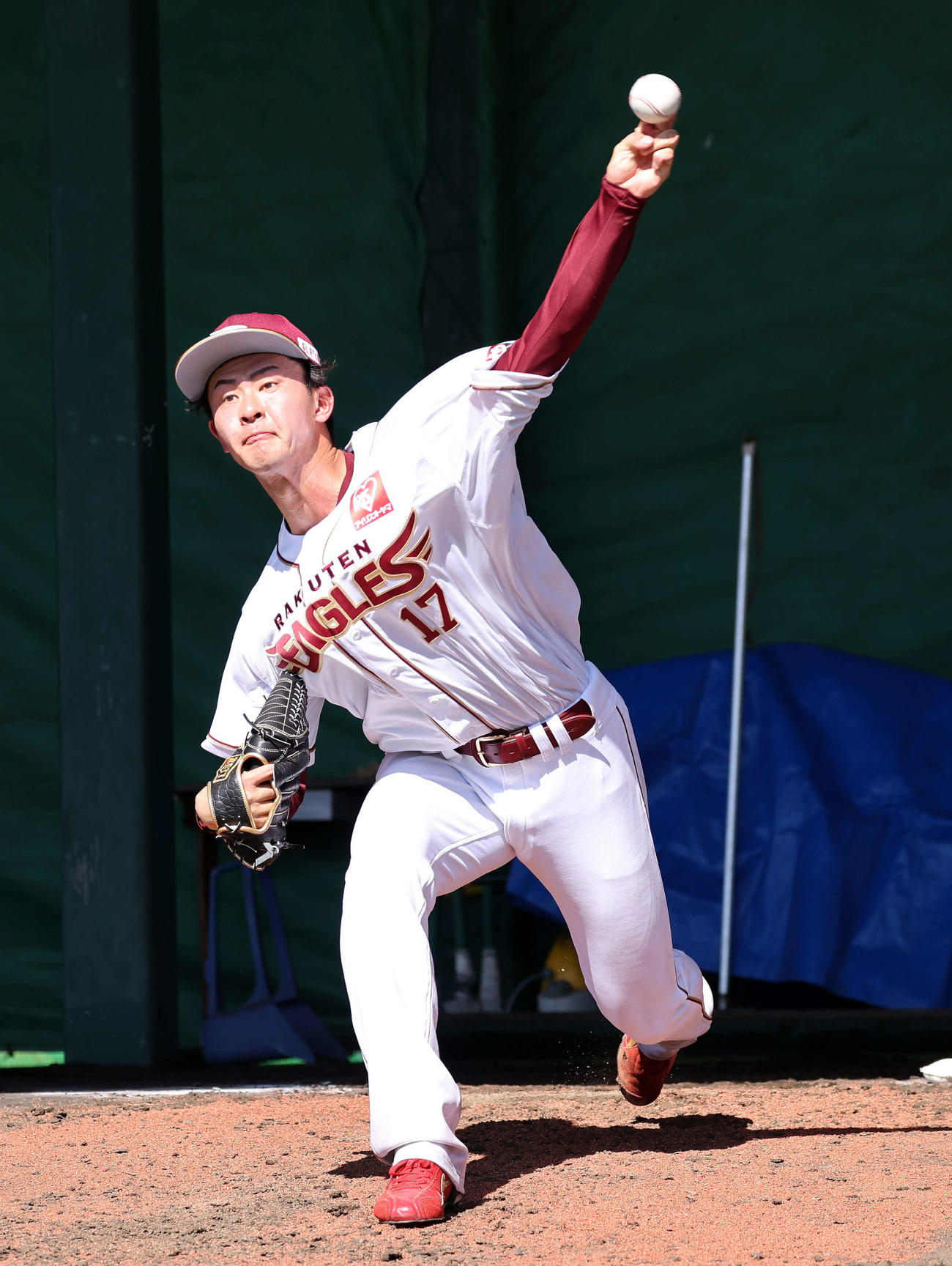 ブルペン投球する楽天古謝（撮影・鈴木正人）