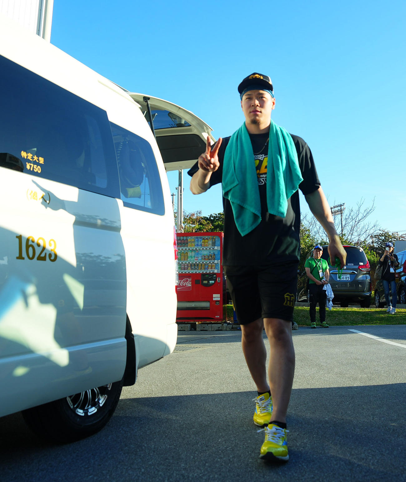ピースサインで球場を後にする佐藤輝（撮影・藤尾明華）