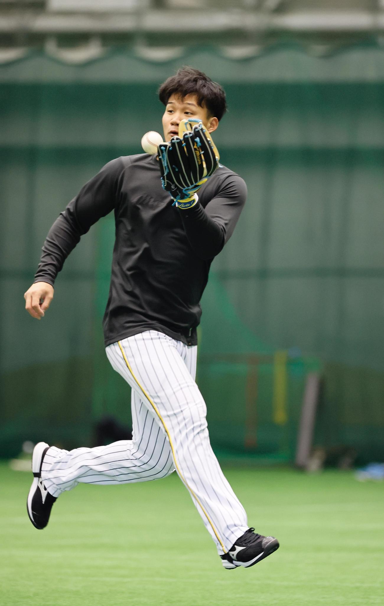 阪神春季キャンプ　早出で守備練習をする森下翔太（撮影・藤尾明華）