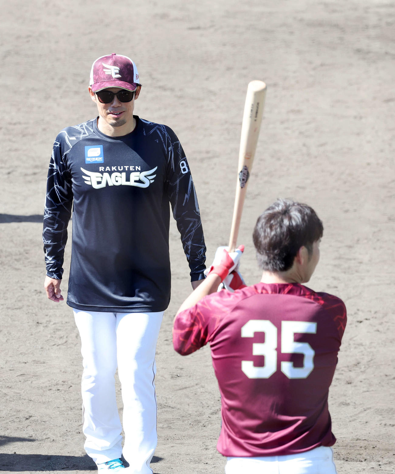 楽天島内（右）のティー打撃を見る今江監督（撮影・鈴木正人）