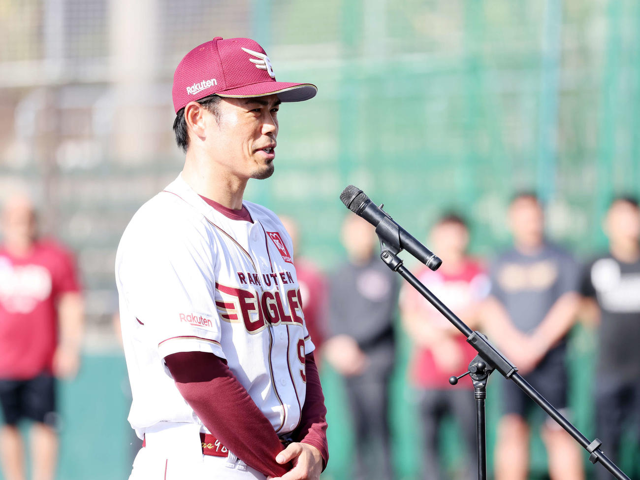 歓迎セレモニーであいさつする楽天今江監督（撮影・鈴木正人）