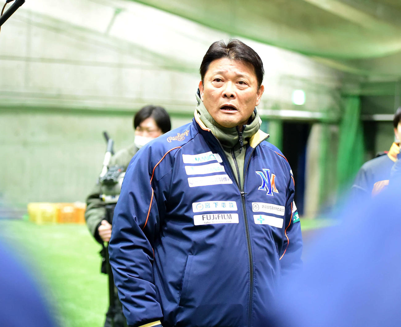 練習前ミーティングで話をする橋上監督