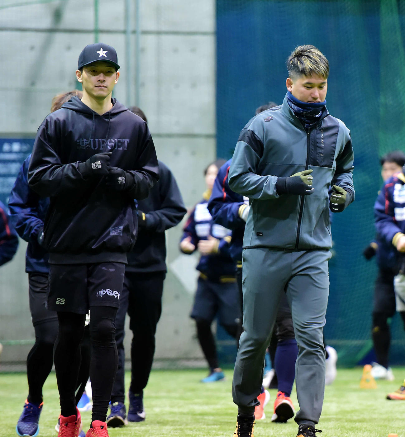 並んでランニングをする三上（右）と藪田