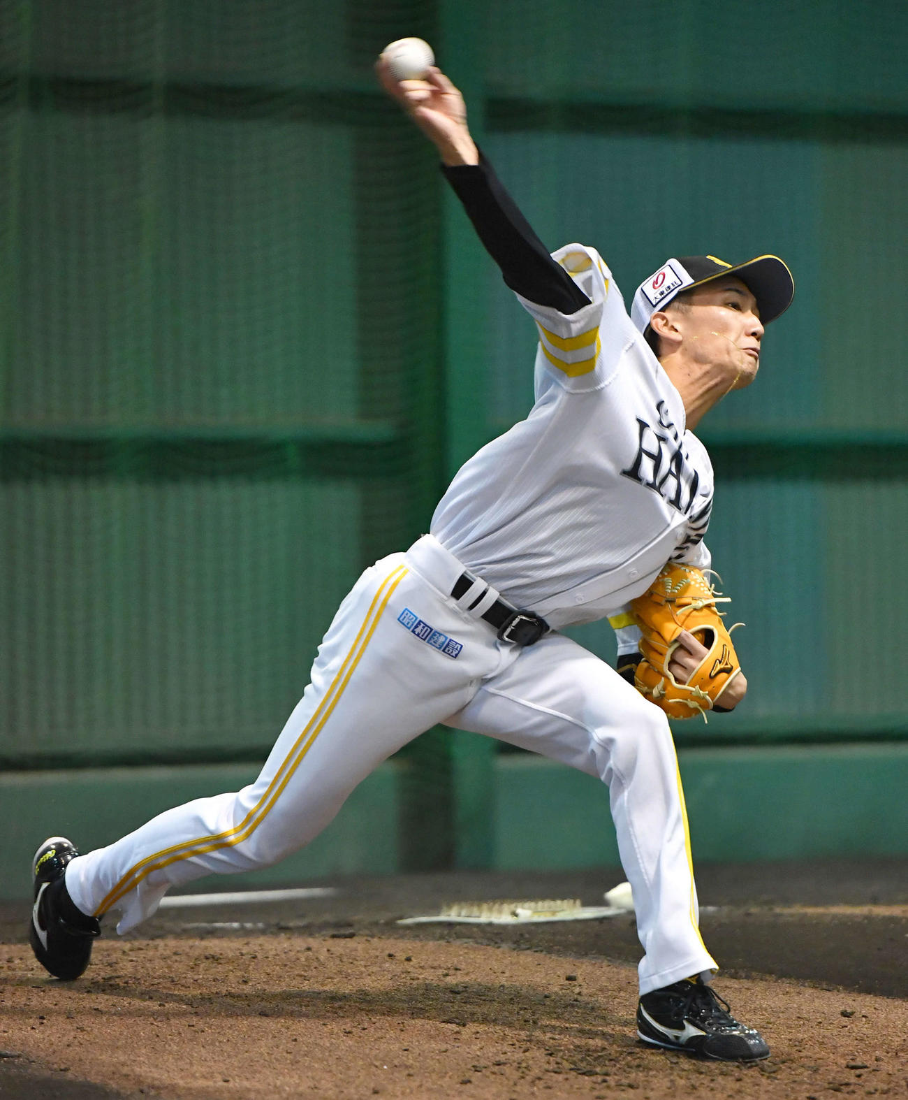 ブルペンで投げ込むソフトバンク大津（撮影・岩下翔太）