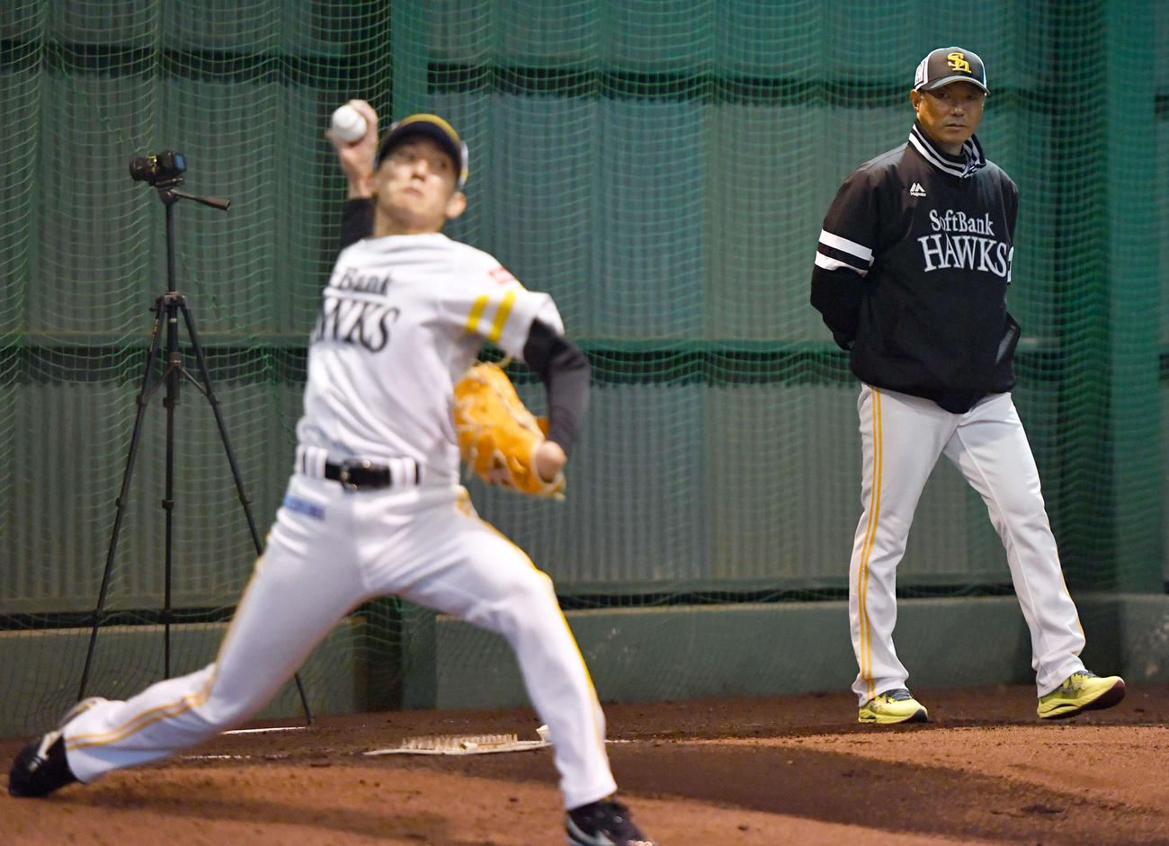 ブルペンで投げ込む大津（左）を見つめる小久保監督（撮影・岩下翔太）