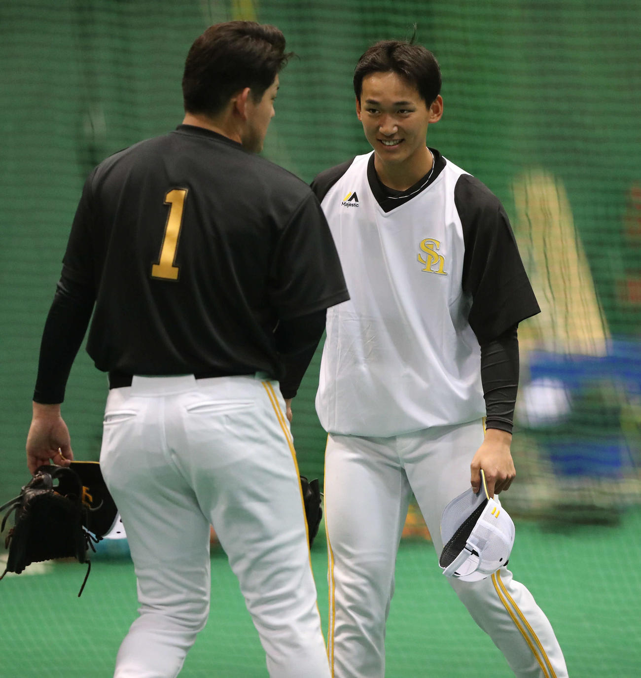 ノックを終えた前田悠（右）は風間に笑顔を向ける（撮影・梅根麻紀）