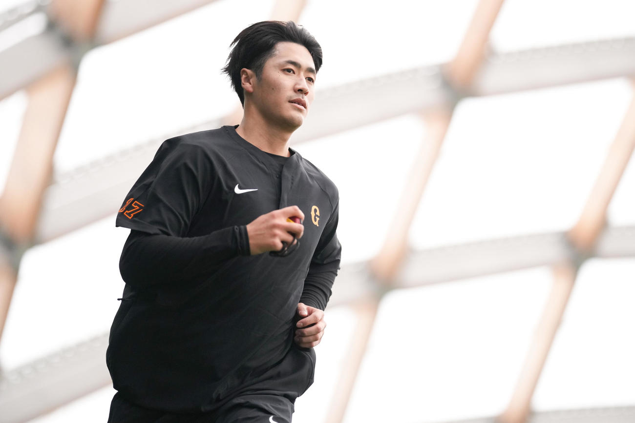 ランニングする巨人西舘（撮影・鈴木みどり）