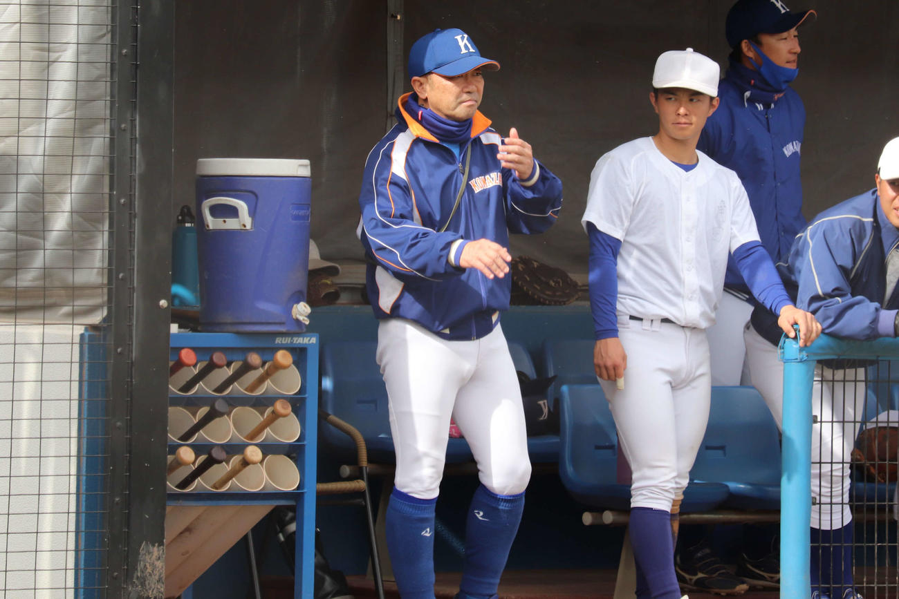 就任当日、紅白戦でベンチからサインを送る駒大・香田新監督（撮影・保坂淑子）