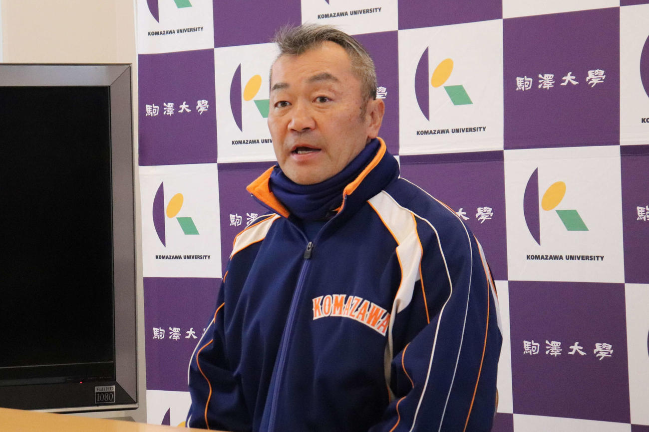 就任会見で、記者からの質問に笑顔でこたえる駒大・香田新監督（撮影・保坂淑子）