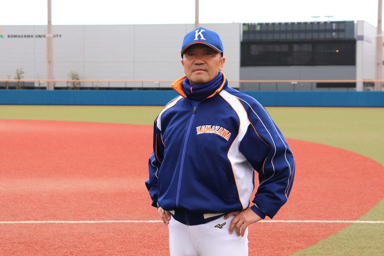 駒大監督に就任し、新しい練習着で気持ちも新たに指導に臨む駒大・香田誉士史新監督（撮影・保坂淑子）