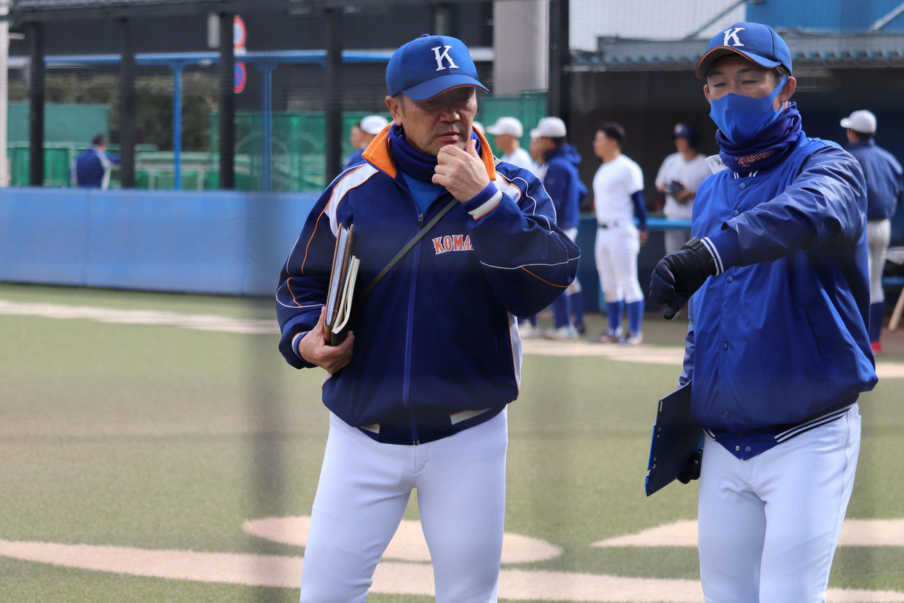 就任当日、紅白戦で林裕也コーチと戦術について話しをする駒大・香田新監督（撮影・保坂淑子）