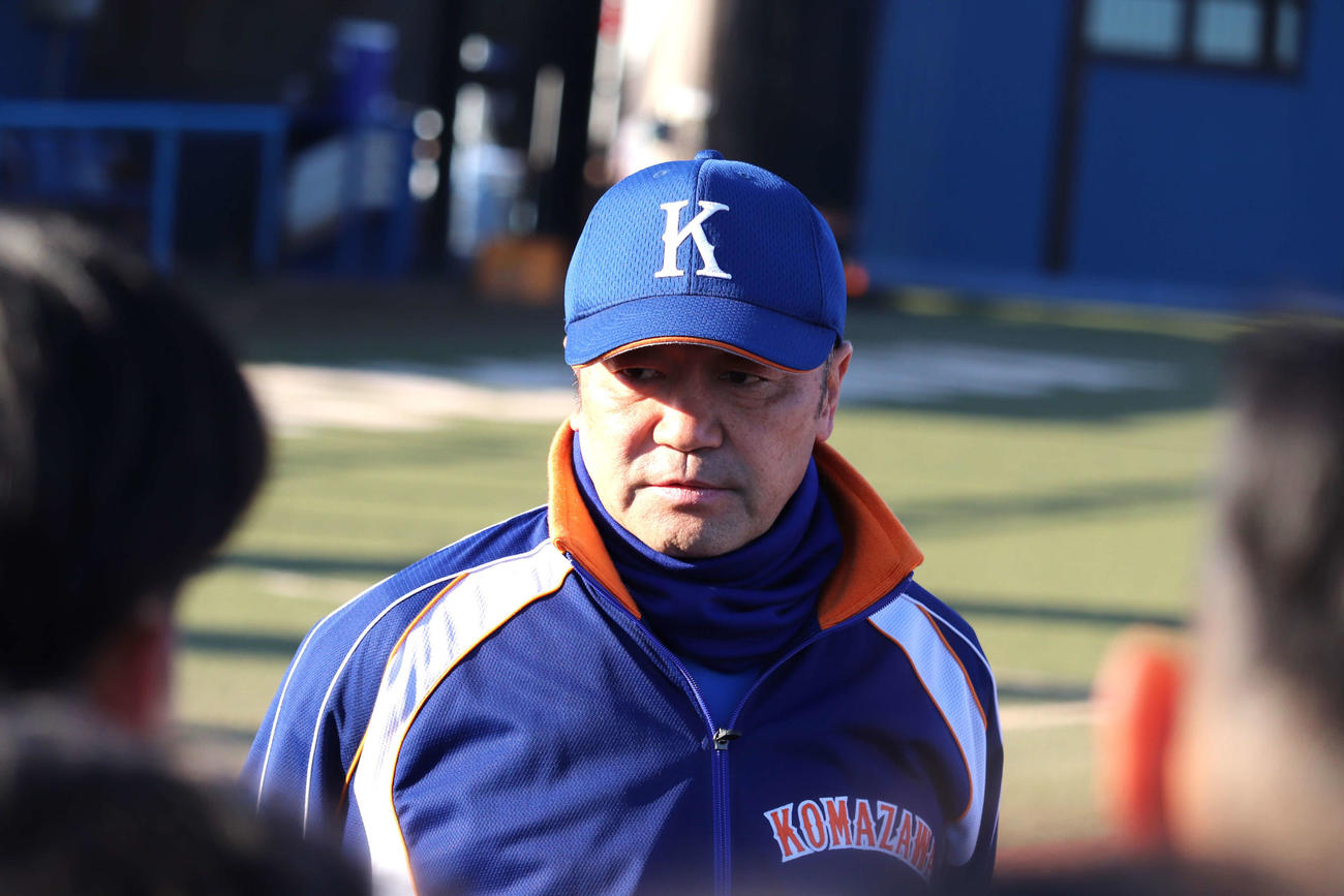就任当日の2月1日。練習を前に選手たちの前で、あいさつをする駒大・香田新監督（撮影・保坂淑子）