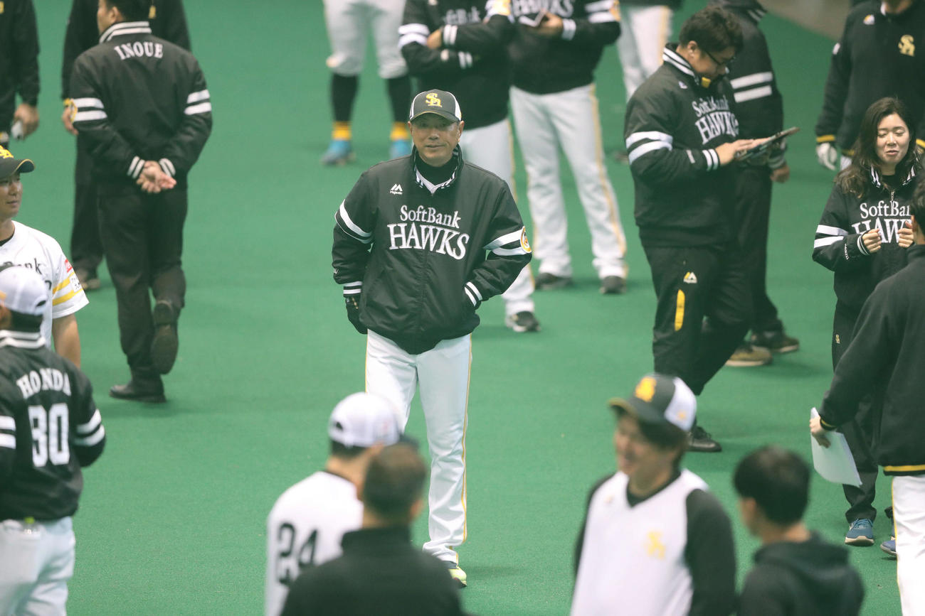 室内練習場入りする小久保監督（撮影・梅根麻紀）