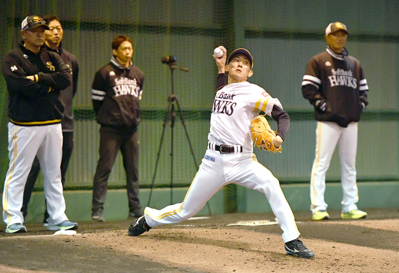 ブルペンで倉野投手コーチ（左端）、小久保監督（右端）が見守る前で投げ込むソフトバンク大津（撮影・岩下翔太）