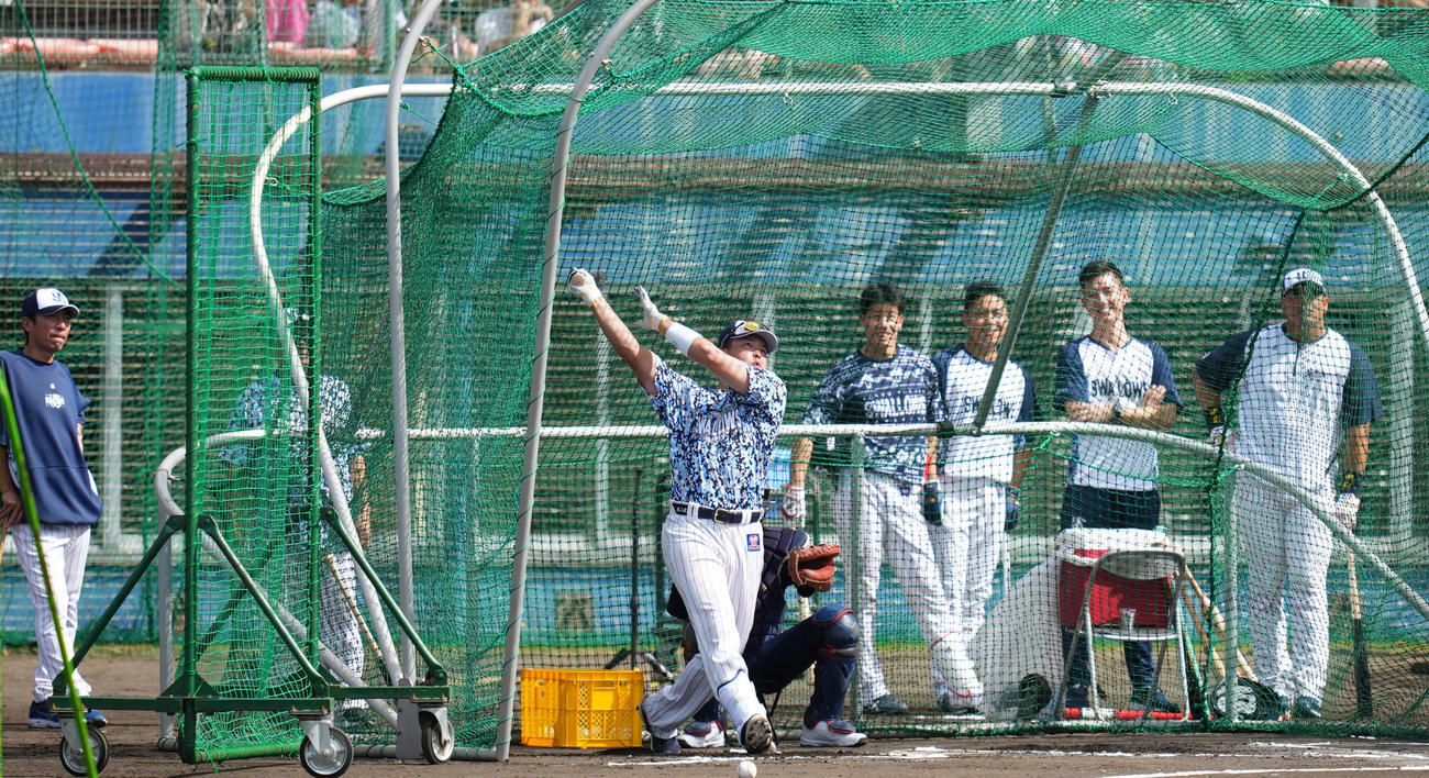 ヤクルト高津監督（左）らナインが見つめる中、柵越えを連発する村上（中央）（撮影・横山健太）