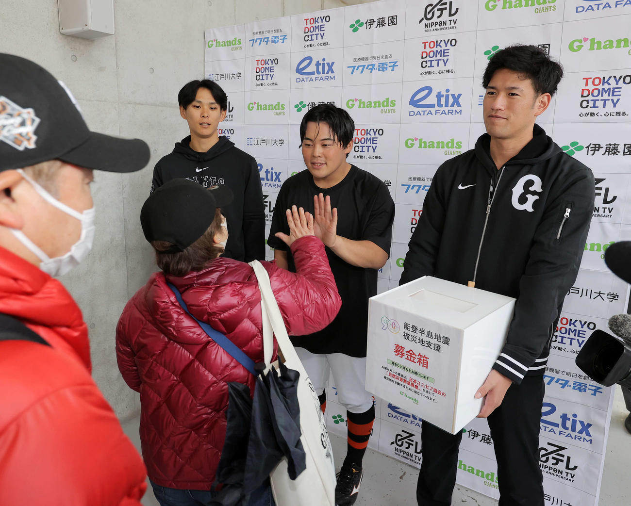 能登半島地震の募金活動をする巨人山瀬（中央）と泉（左）