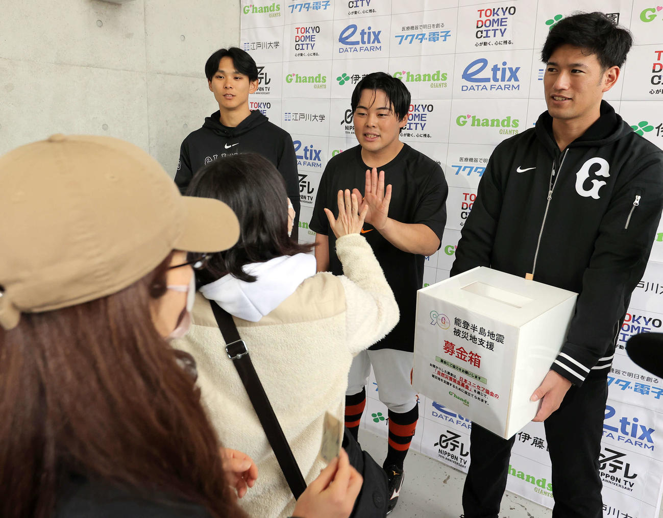 能登半島地震の募金活動をする巨人山瀬（中央）と泉（左）