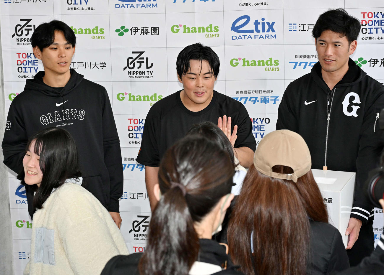能登半島地震の募金活動をする巨人山瀬（中央）と泉（左）