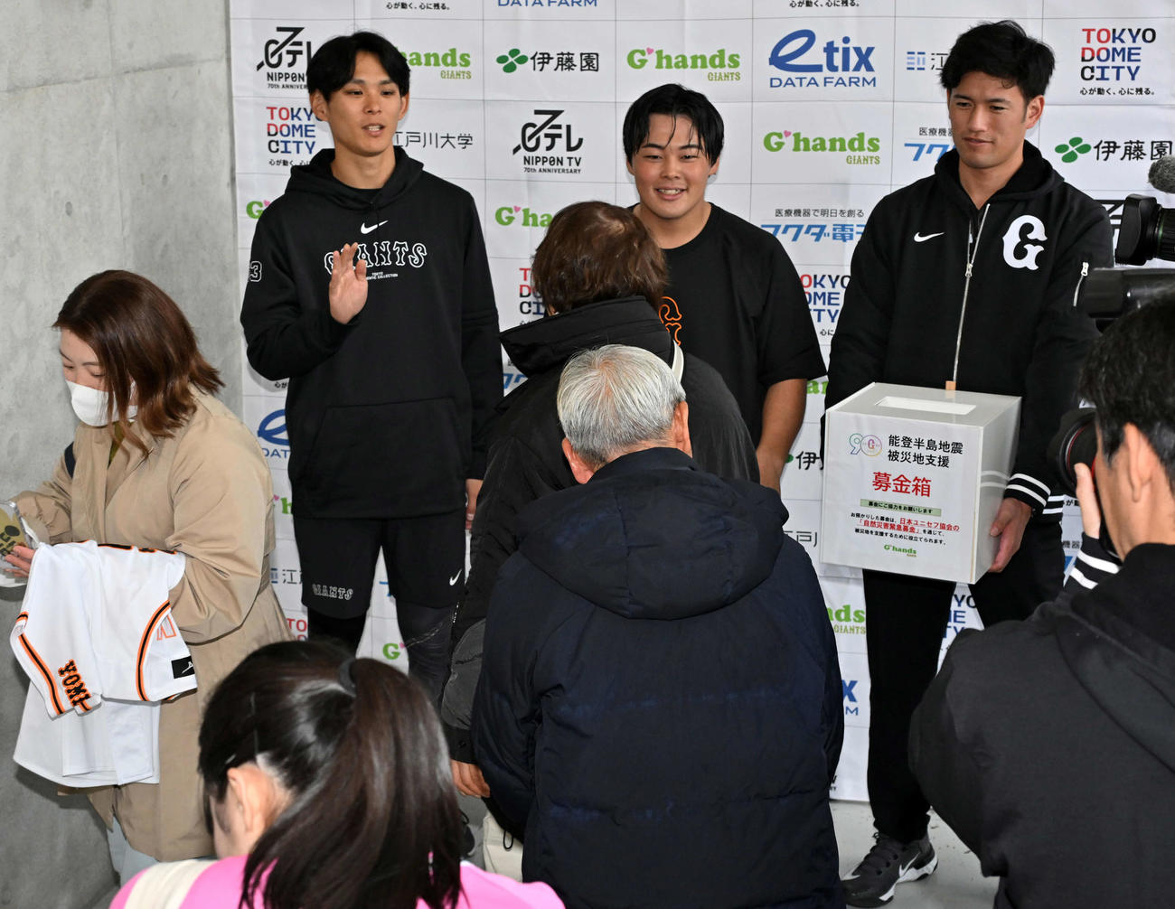 能登半島地震の募金活動をする巨人山瀬（中央）と泉（左）