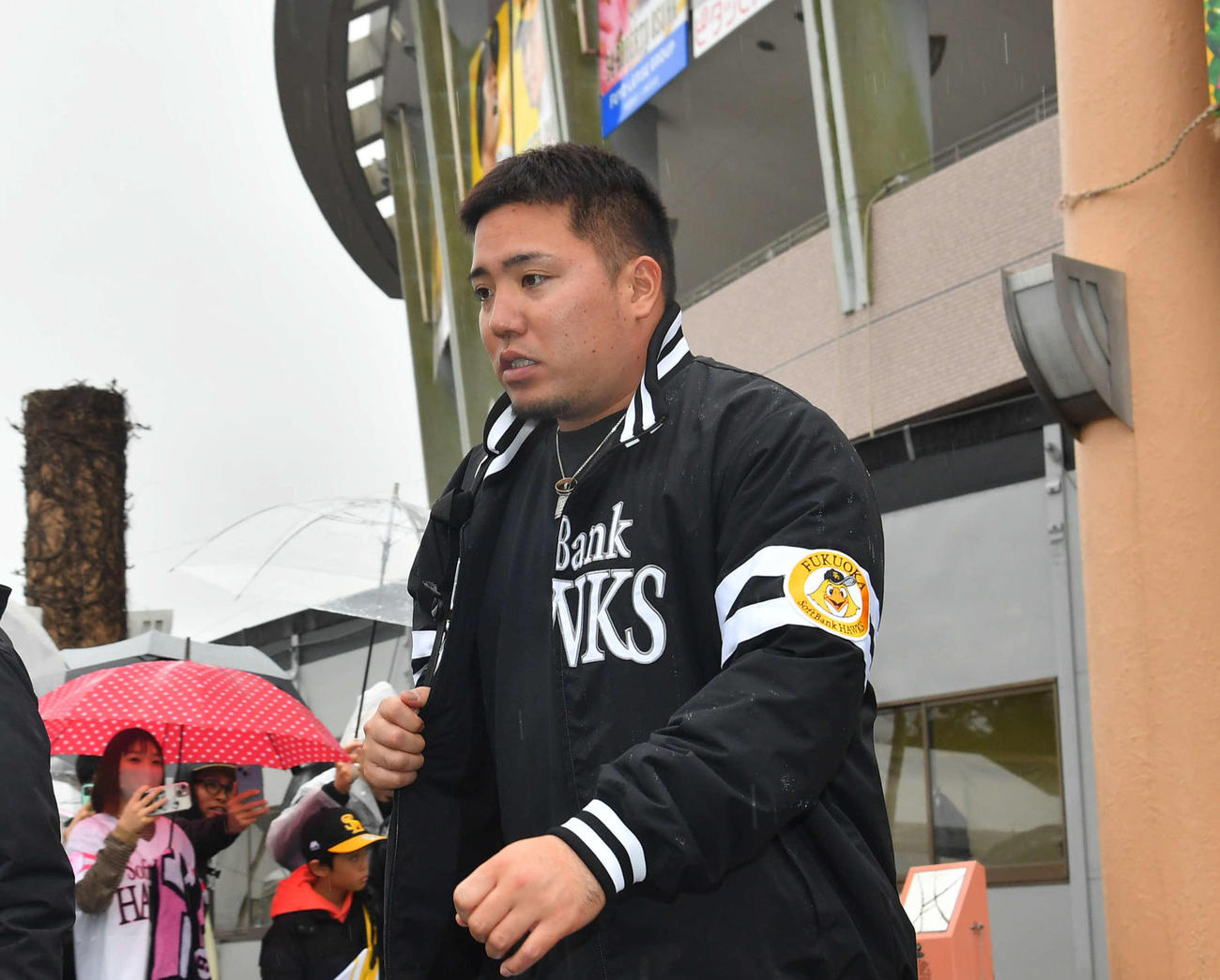 宮崎春季キャンプ初日を終えて引き揚げるソフトバンク山川（撮影・岩下翔太）