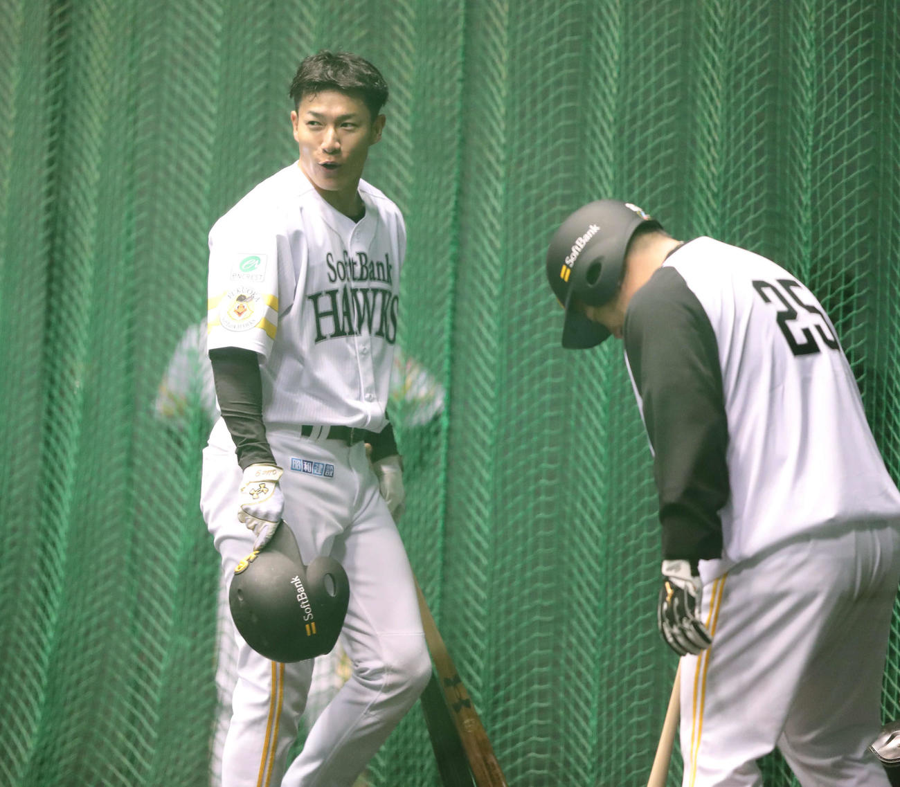 打撃練習を終えた柳田、右は山川（撮影・梅根麻紀）