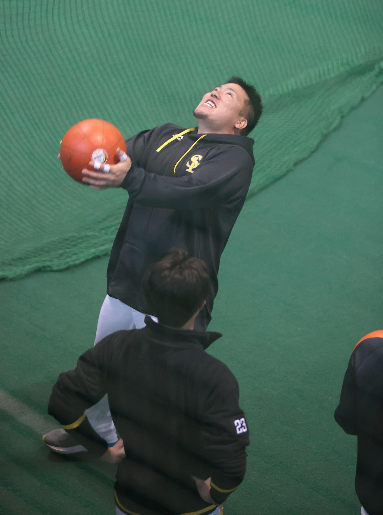 メディシンボールを使って体幹トレーニングを行う山川（撮影・梅根麻紀）