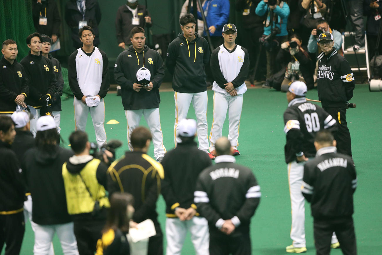 練習前、小久保監督の話を聞く山川らソフトバンクナイン（撮影・梅根麻紀）