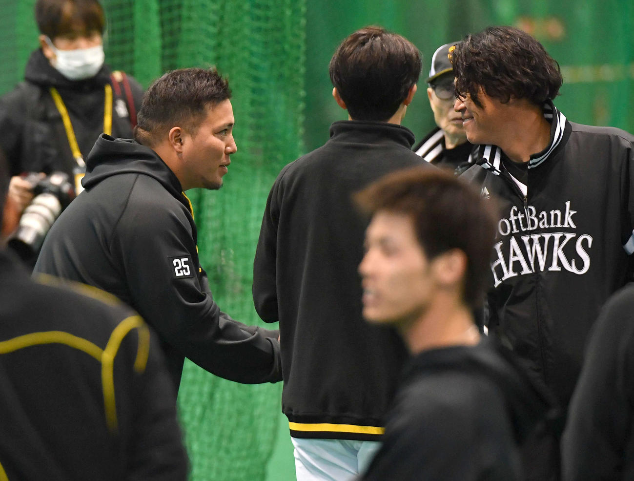室内練習場で城島アドバイザー（右）と握手を交わすソフトバンク山川（撮影・岩下翔太）