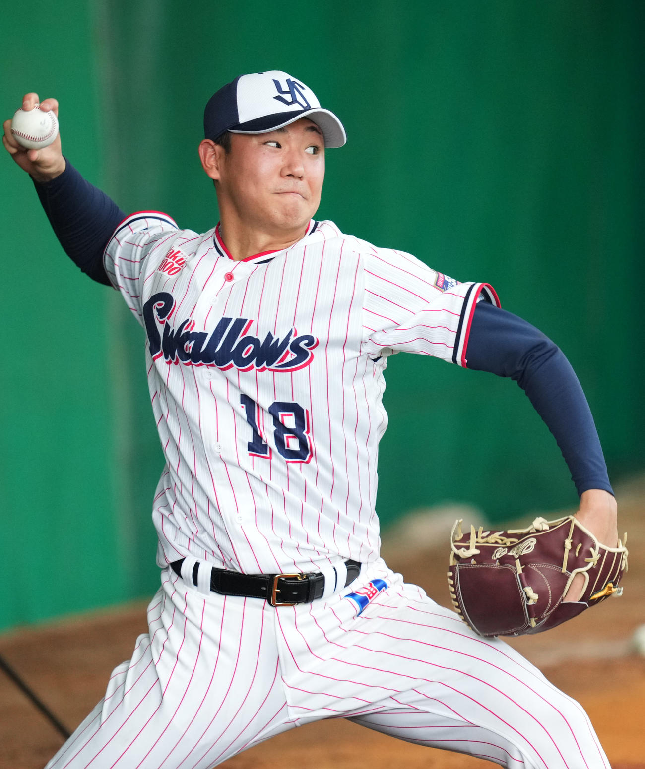 ブルペンで投球練習をするヤクルト奥川（撮影・横山健太）