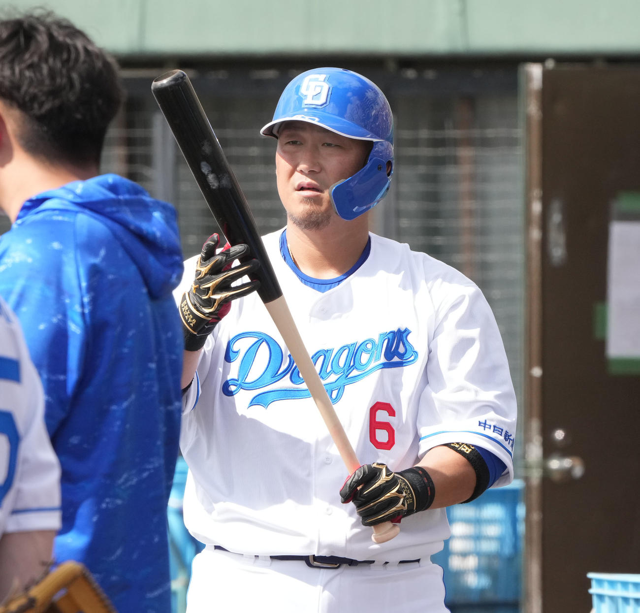 バットを手に打撃練習をする中田（撮影・森本幸一）
