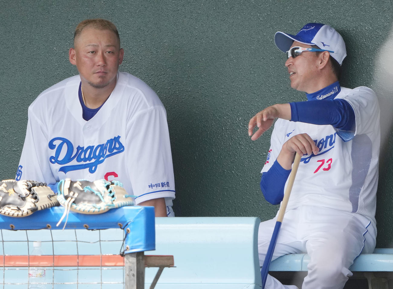 立浪監督と言葉を交わす中田（左）（撮影・森本幸一）