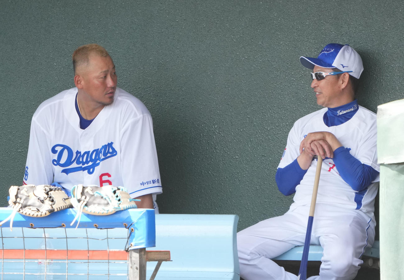 立浪監督と言葉を交わす中田（左）（撮影・森本幸一）
