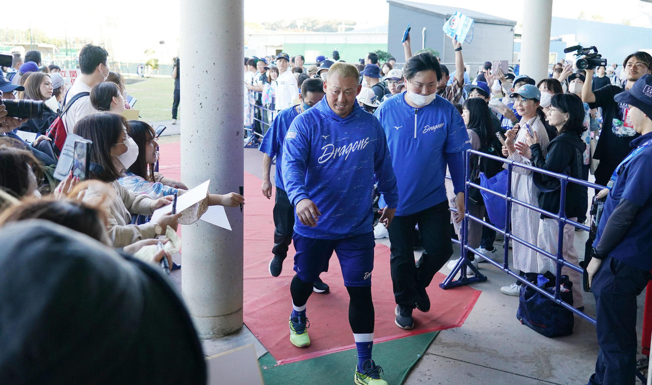 ファンの声援を受け笑顔を見せる中田（中央）（撮影・森本幸一）