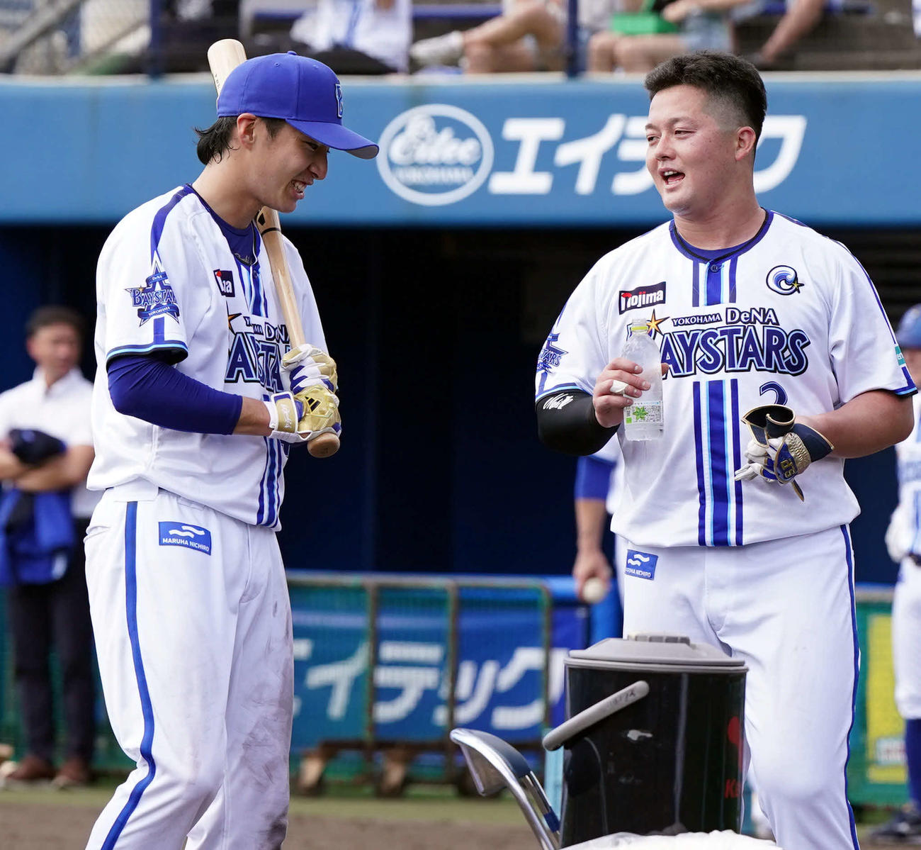 DeNA度会（左）に声を掛けるキャプテンの牧（撮影・たえ見朱実）