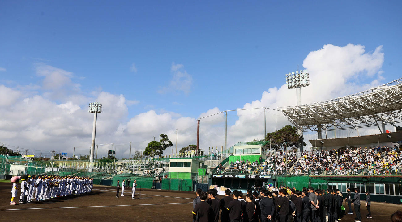 快晴の宜野座であいさつする阪神岡田監督（撮影・上山淳一）