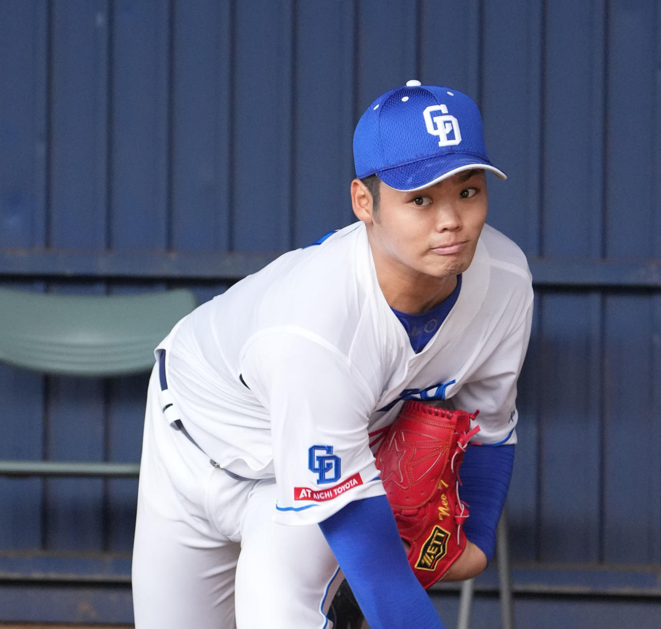 ブルペンで投球練習をする根尾（撮影・森本幸一）