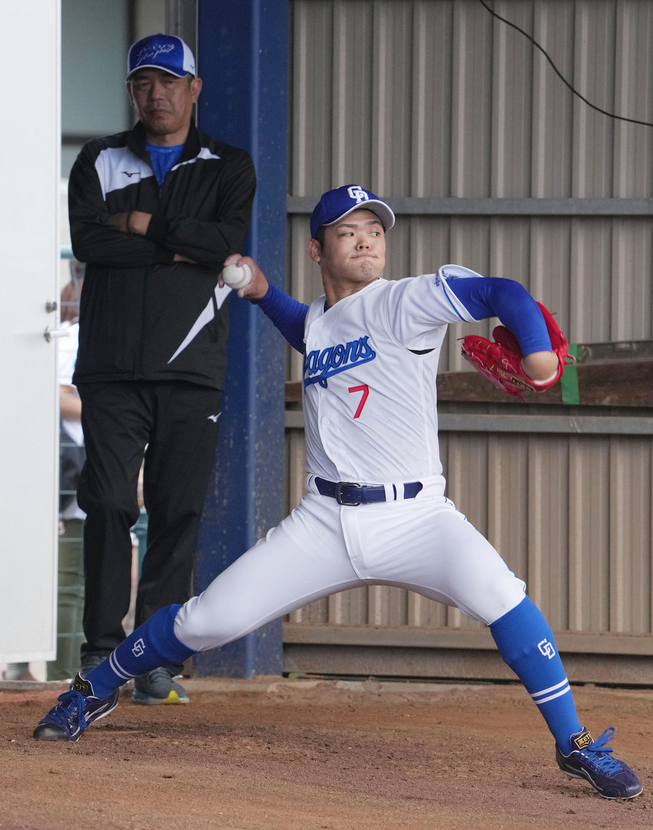 ブルペンで投球練習をする根尾（右）左は今中臨時コーチ（撮影・森本幸一）