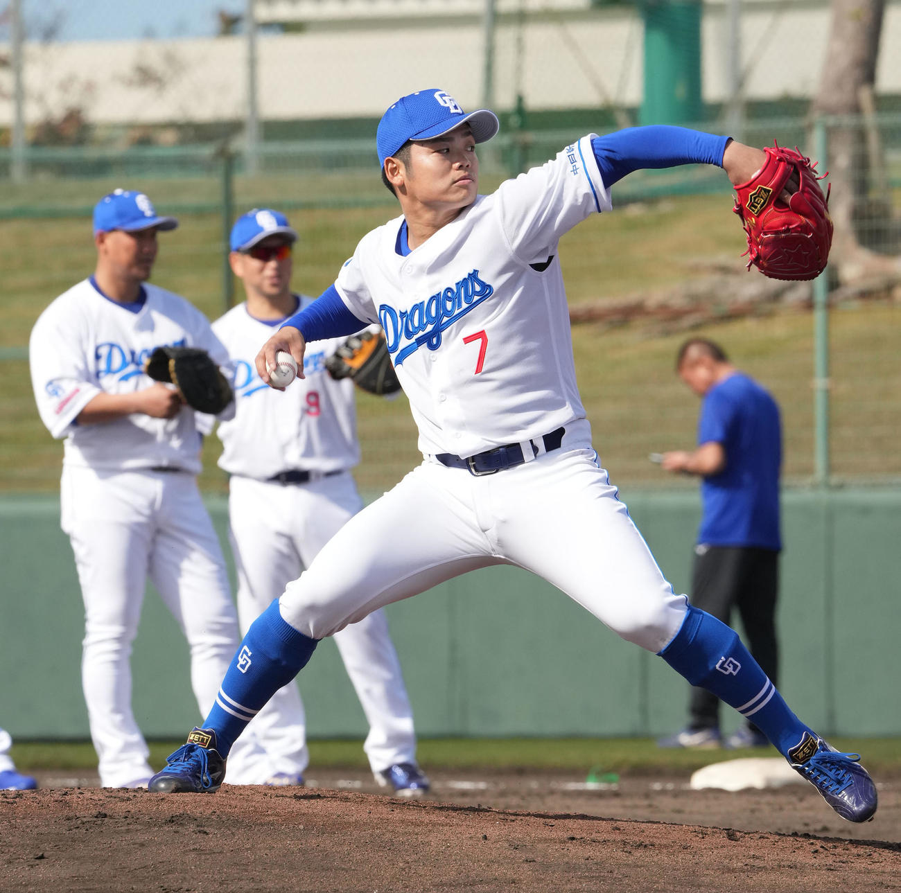 投内連係の練習をする根尾（撮影・森本幸一）