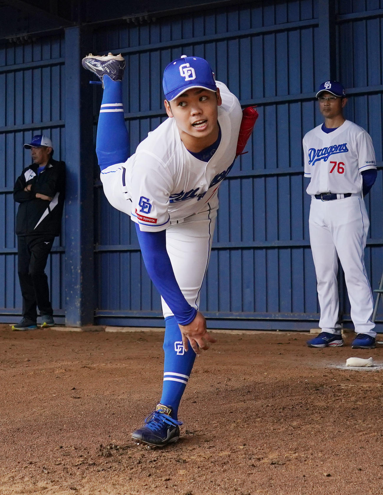 ブルペンで投球練習をする根尾（撮影・森本幸一）