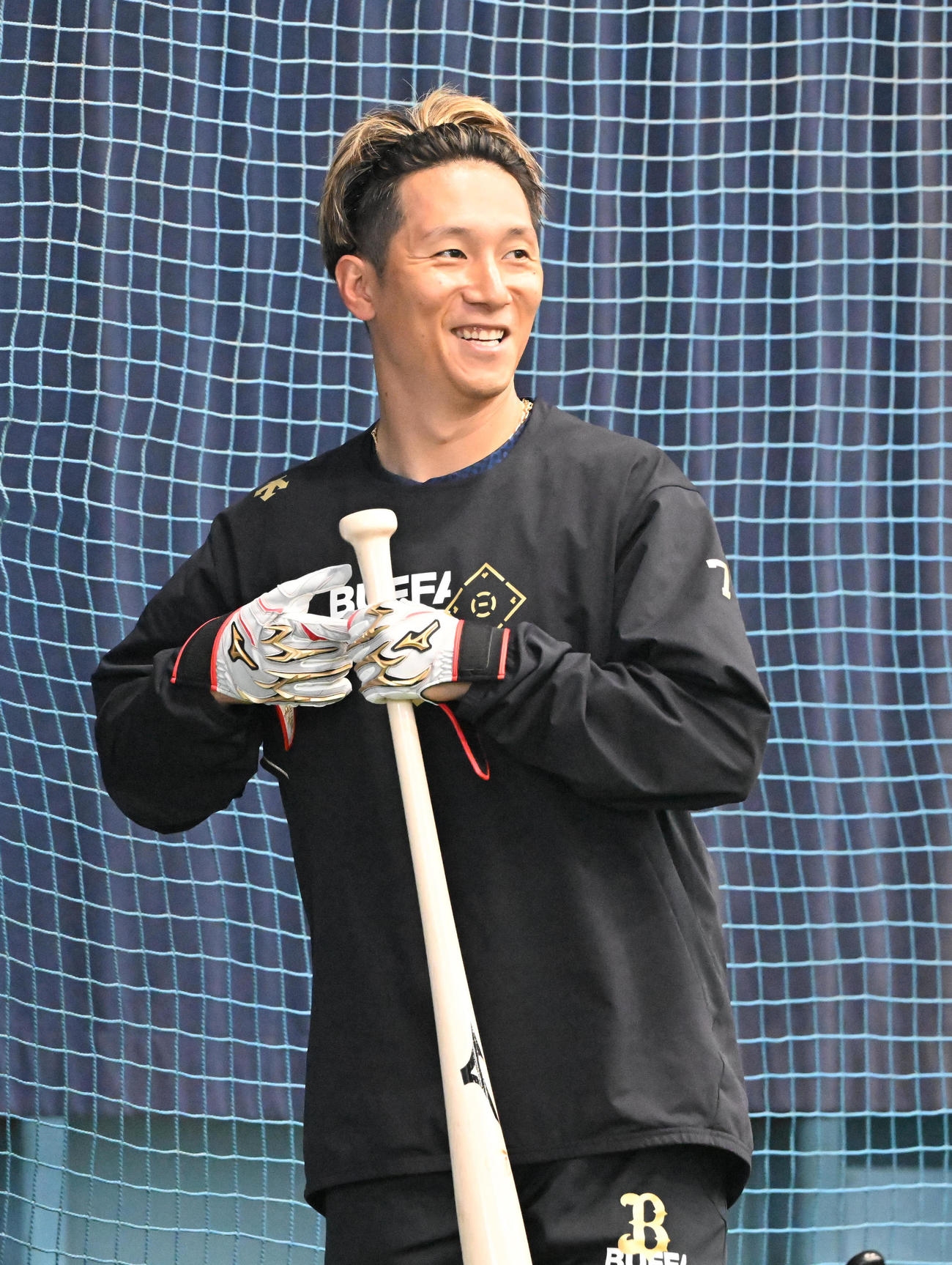 自主練習で笑顔を見せるオリックス西川（撮影・和賀正仁）