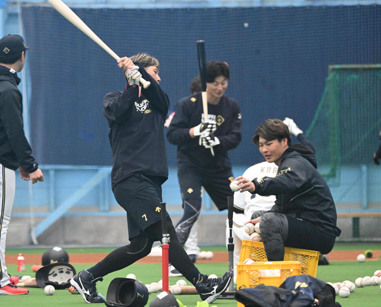 室内で打撃練習するオリックス西川（撮影・和賀正仁）
