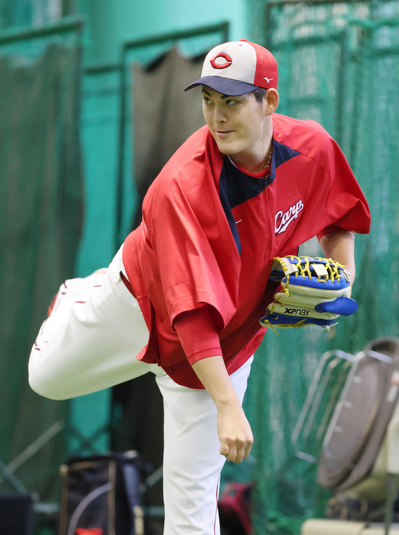 キャッチボールをする広島九里（撮影・加藤孝規）＝2024年2月1日、天福球場