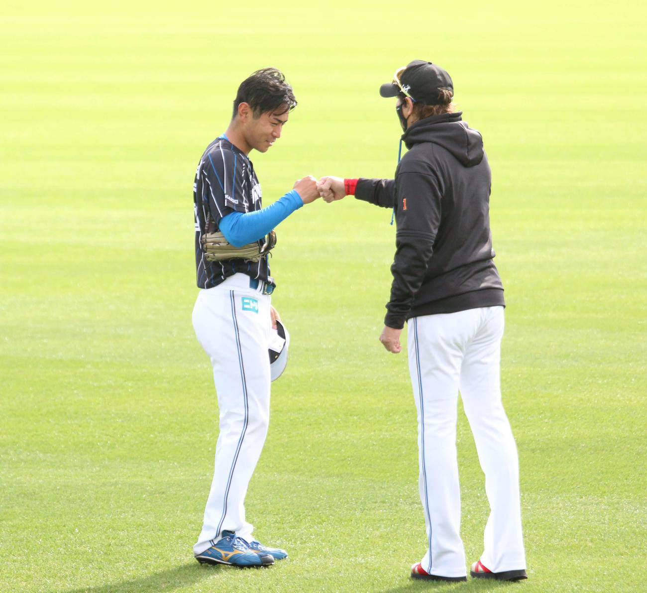 日本ハム宮崎は新庄監督に帽子を取ってあいさつし、グータッチを交わす（撮影・木下大輔）