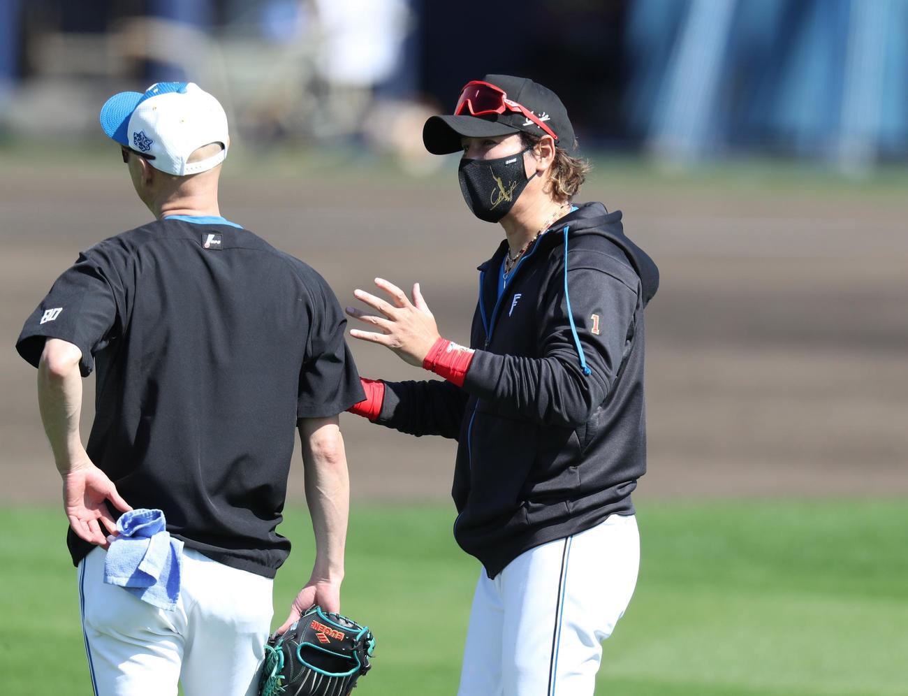 森本コーチと話す日本ハム新庄監督（撮影・黒川智章）