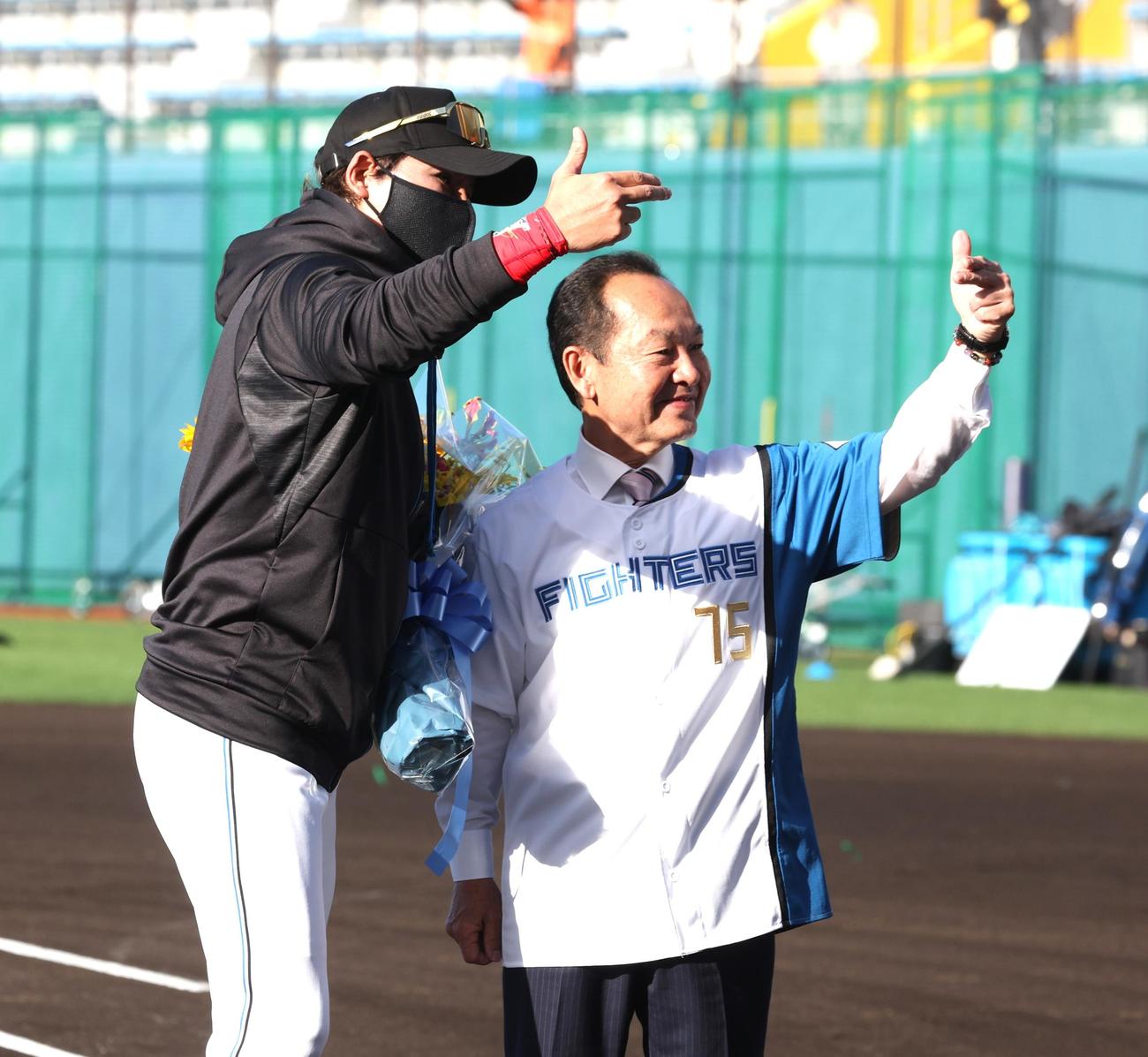 名護市長とポーズをとる日本ハム新庄監督（撮影・黒川智章）